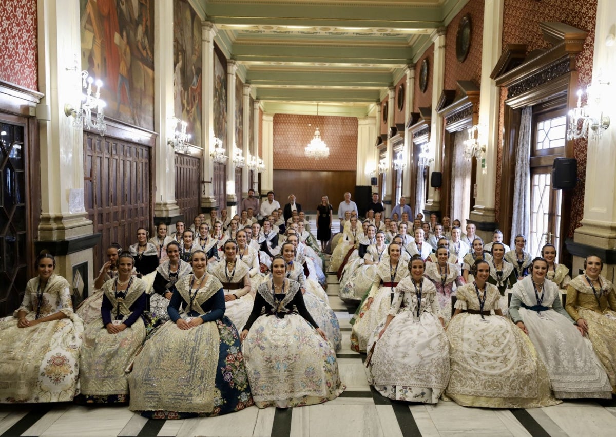 Imagen secundaria 1 - Candidatas a fallera mayor de Valencia 2025, en una prueba celebrada este martes.