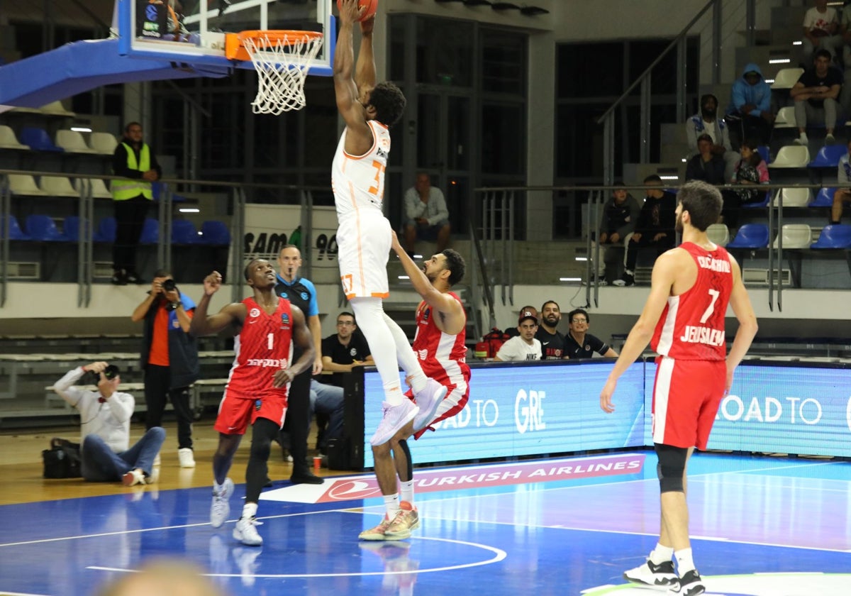 Ojeleye se levanta para machacar el aro del Hapoel.