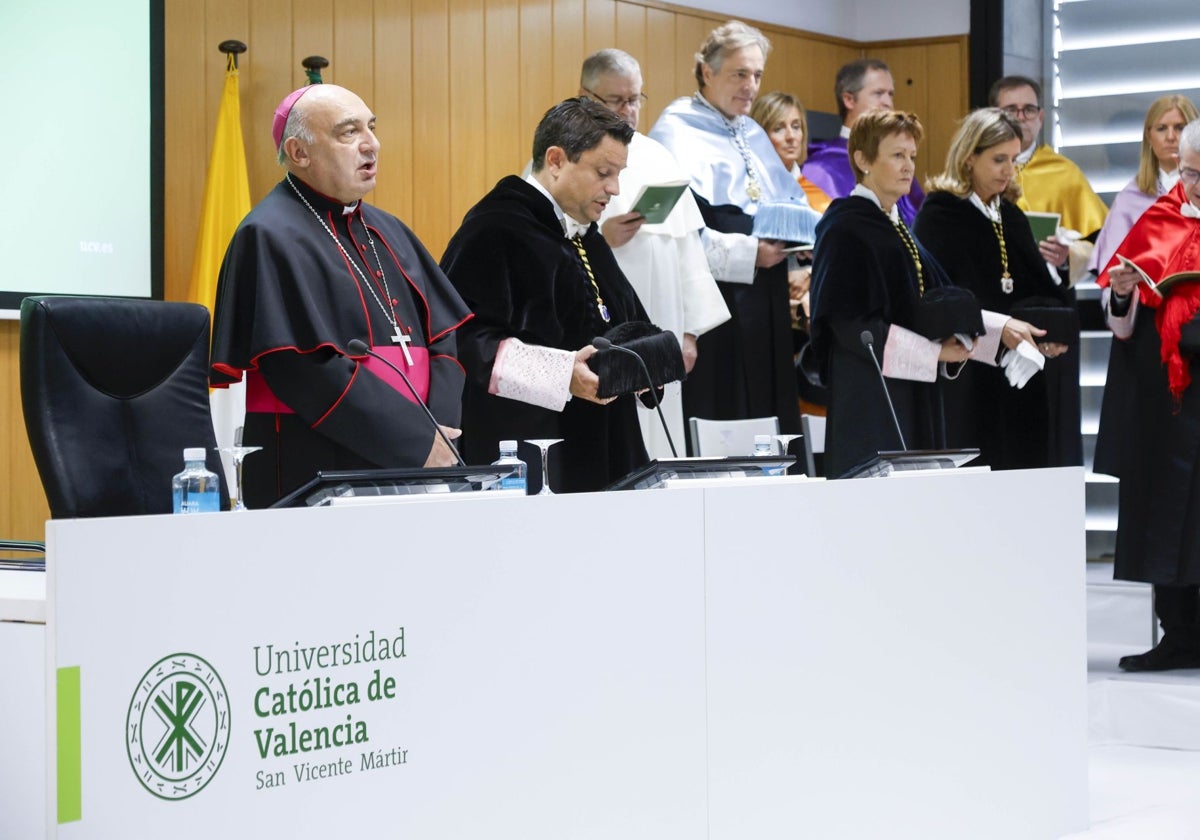 Enrique Benavent, junto al rector de la UCV José Manuel Pagán, y la rectora de la UV Mavi Mestre.