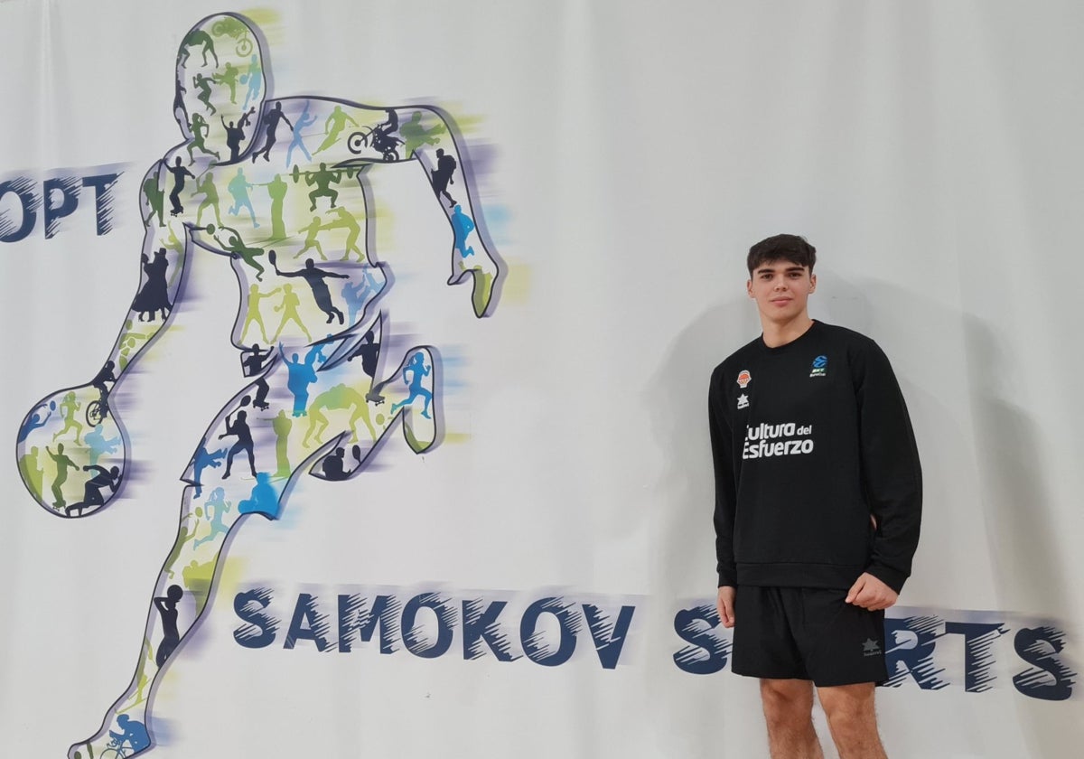 Lucas Marí posa en el Samokov Arena antes del entrenamiento.