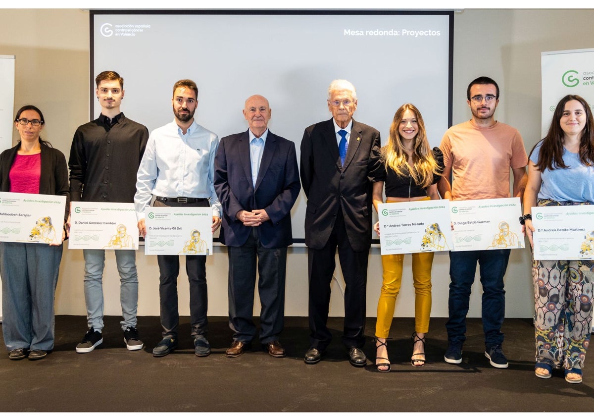 El presidente de Contra el Cáncer, junto a jóvenes investigadores.