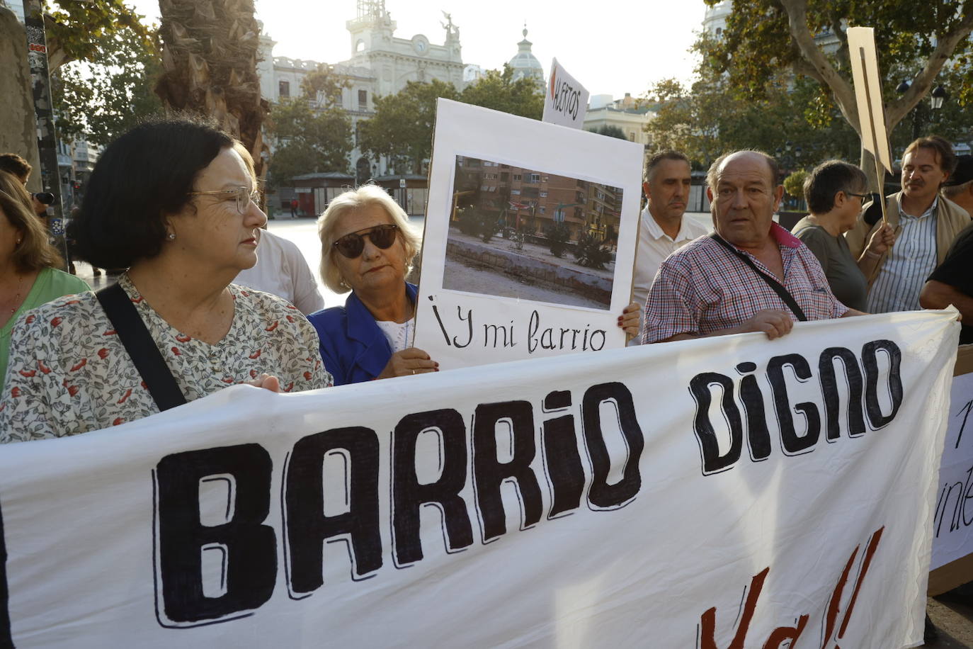 Los vecinos de Orriols se concentran a las puertas del Ayuntamiento para protestar por el «abandono municipal»