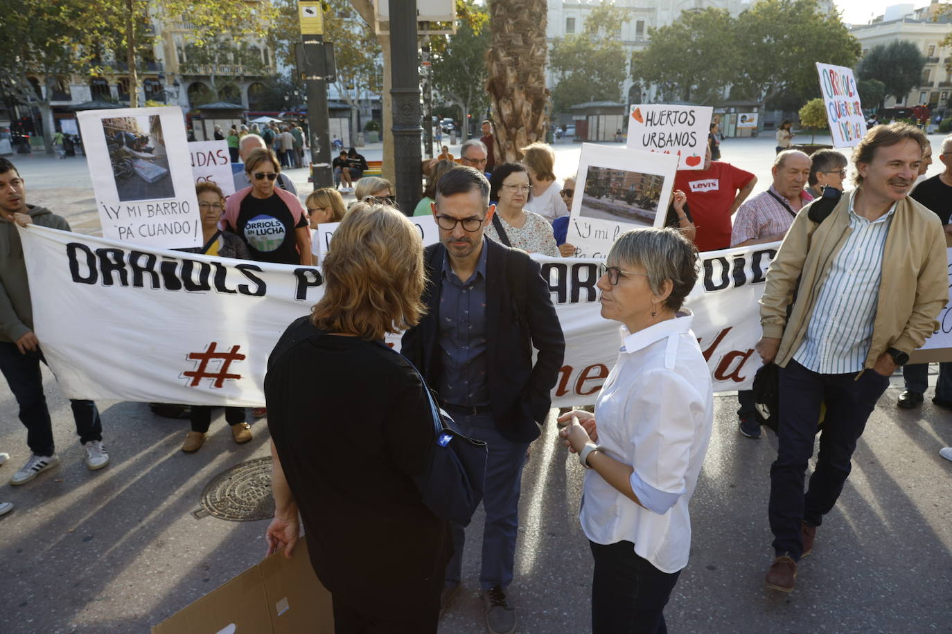 Los vecinos de Orriols se concentran a las puertas del Ayuntamiento para protestar por el «abandono municipal»