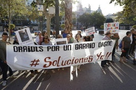 Los vecinos de Orriols se concentran a las puertas del Ayuntamiento para protestar por el «abandono municipal»