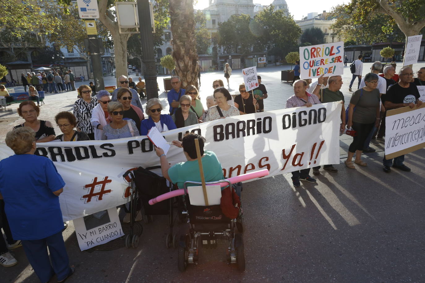 Los vecinos de Orriols se concentran a las puertas del Ayuntamiento para protestar por el «abandono municipal»