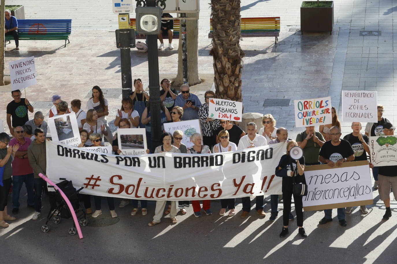 Los vecinos de Orriols se concentran a las puertas del Ayuntamiento para protestar por el «abandono municipal»