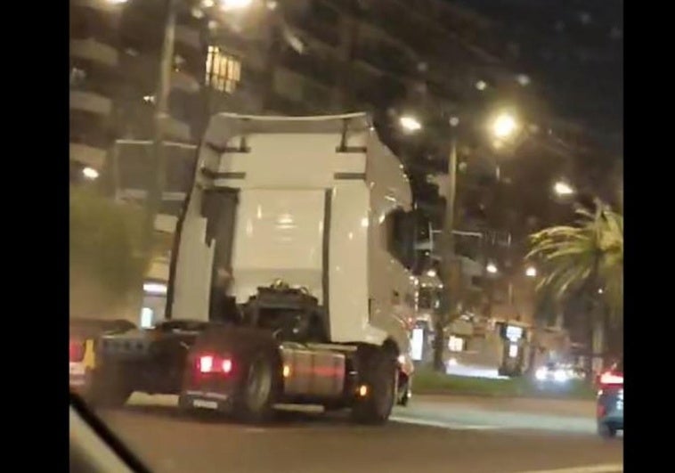 Vídeo: Un camión causa el caos en el centro de Valencia