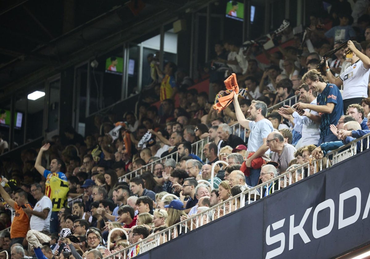 Público en Mestalla durante el partido contra Osasuna.