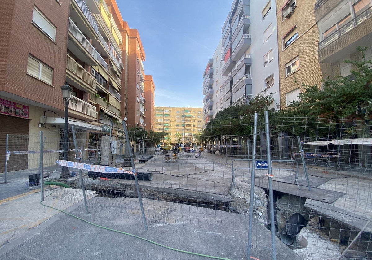 Obras de reforma que mantienen levantada toda la avenida Malvarrosa.