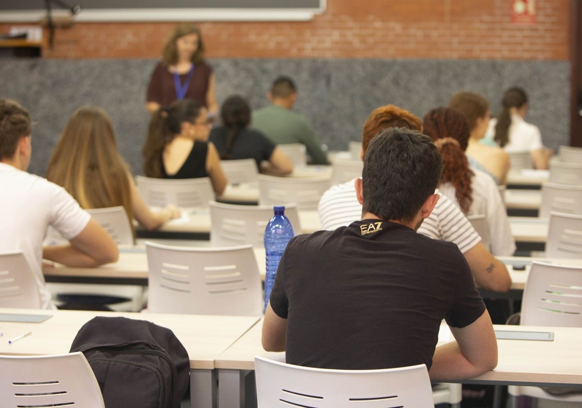 Imagen de archivo de un aula universitaria.