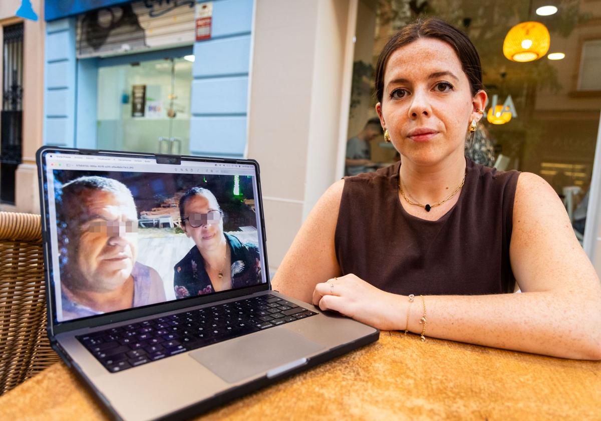 Carolina muestra una foto de sus padres ayer en la cafetería donde se cita con LAS PROVINCIAS.