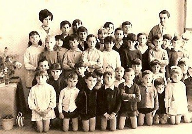 Alumnado del centro en los años 70, cuando los niños de clase superaban la treintena.