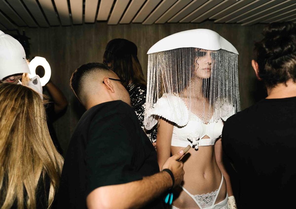 Imagen secundaria 1 - Momentos del backstage de la Paris Fashion Week.