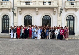 Foto de familia en el Edificio del Reloj del puerto.