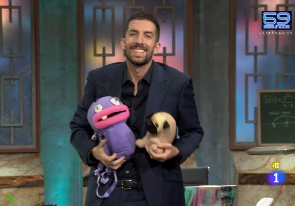 David Broncano posa con un peluche de una hormiga de 'El Hormiguero'.