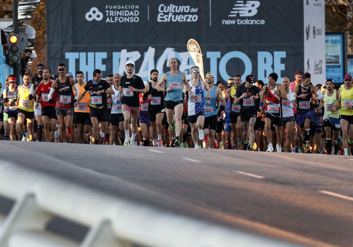 Los corredores del Maratón de 2023 completan los primeros metros de la carrera.