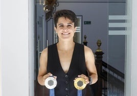 María Pérez muestra las medallas olímpicas que consiguió en París.