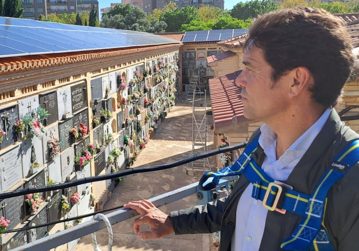 El concejal de Cementerios, Mejora Climática y Transición Energética, Carlos Mundina, en el camposanto de Campanar.