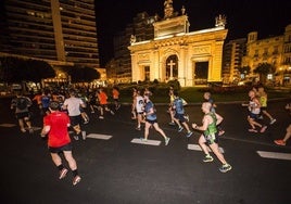 Corredores, en una edición anterior de la prueba, a los pies de la Porta de la Mar.