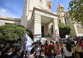 Concentración por Palestina en la puerta del rectorado de la UV.