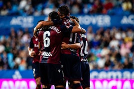 Los jugadores del Levante, abrazando a José Luis Morales tras su gol ante el Zaragoza.