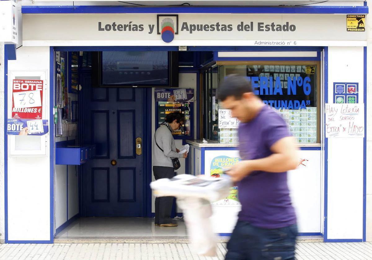 Varios ganadores de un premio de lotería, en una imagen de archivo.