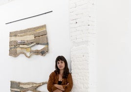 La joven artista Lara Ordóñez, en su exposición 'Carmenar la maraña', en la galería Vangar de Valencia.