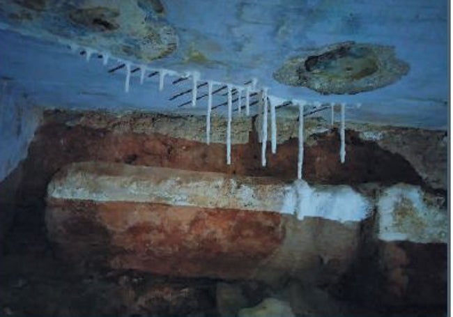 Estalagmitas por las filtraciones de agua de la lámina de agua de la superficie de l'Almoina.