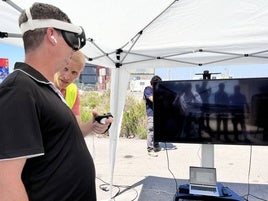 Gustavo Medina, CEO de XRF, durante una demostración en el puerto de Valencia usando las gafas de realidad aumentada.