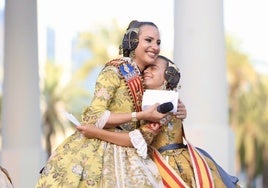 Emotivo abrazo de María Estelar Arlandis y Marina García, falleras mayores de Valencia 2024, en una preselección fallera.