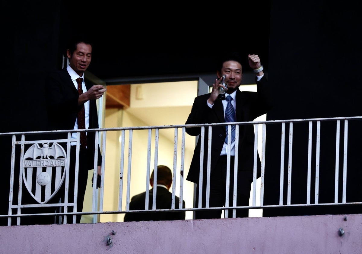 Kiat Lim saluda desde el balcón de Mestalla.