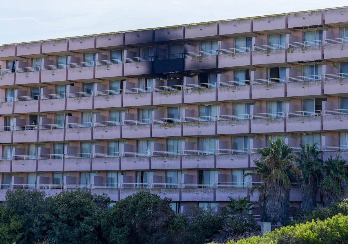 Imagen principal - Un incendio calcina una habitación y deja afectadas otras tres del hotel Sidi Saler