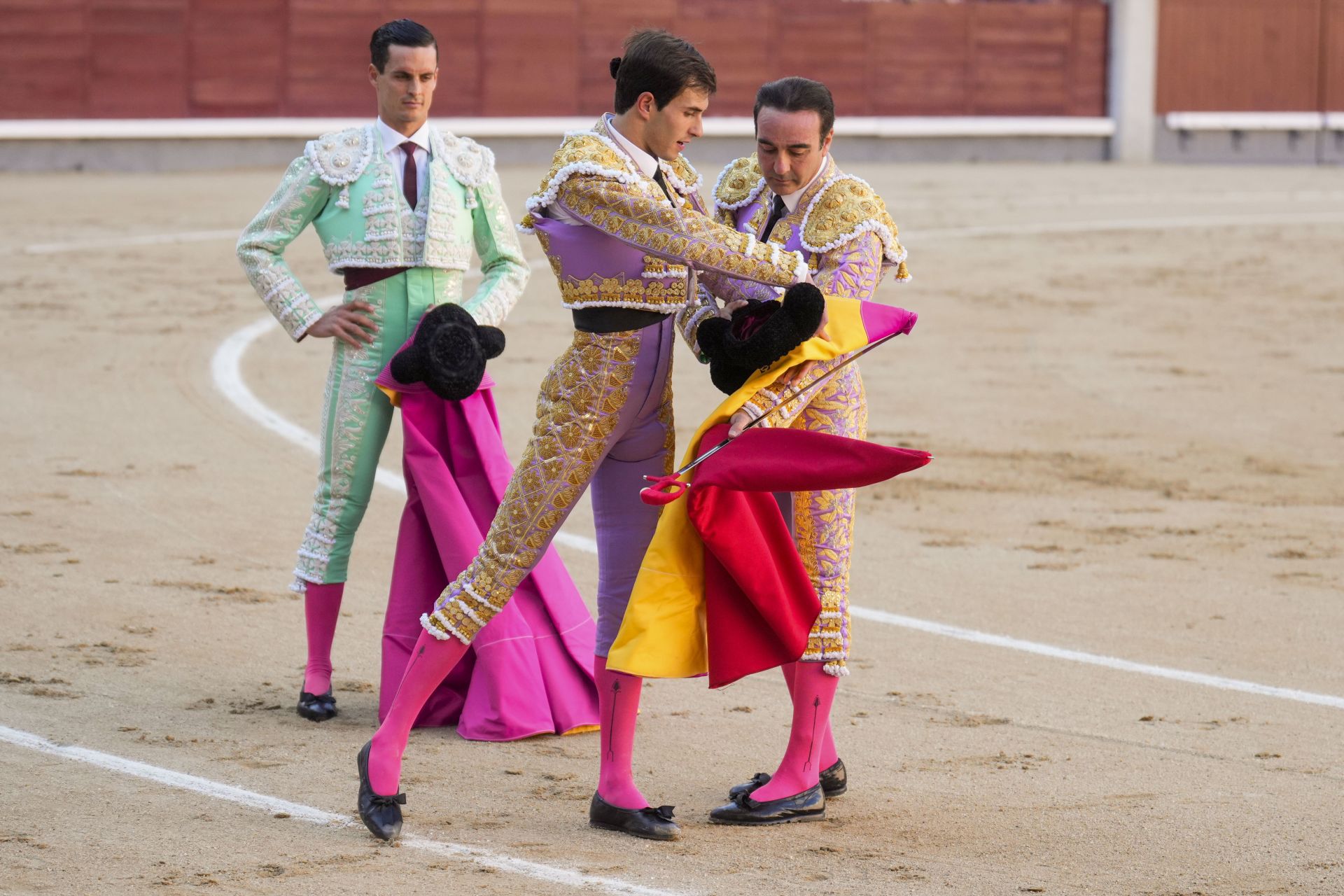 Enrique Ponce abre por quinta vez la puerta grande de Las Ventas