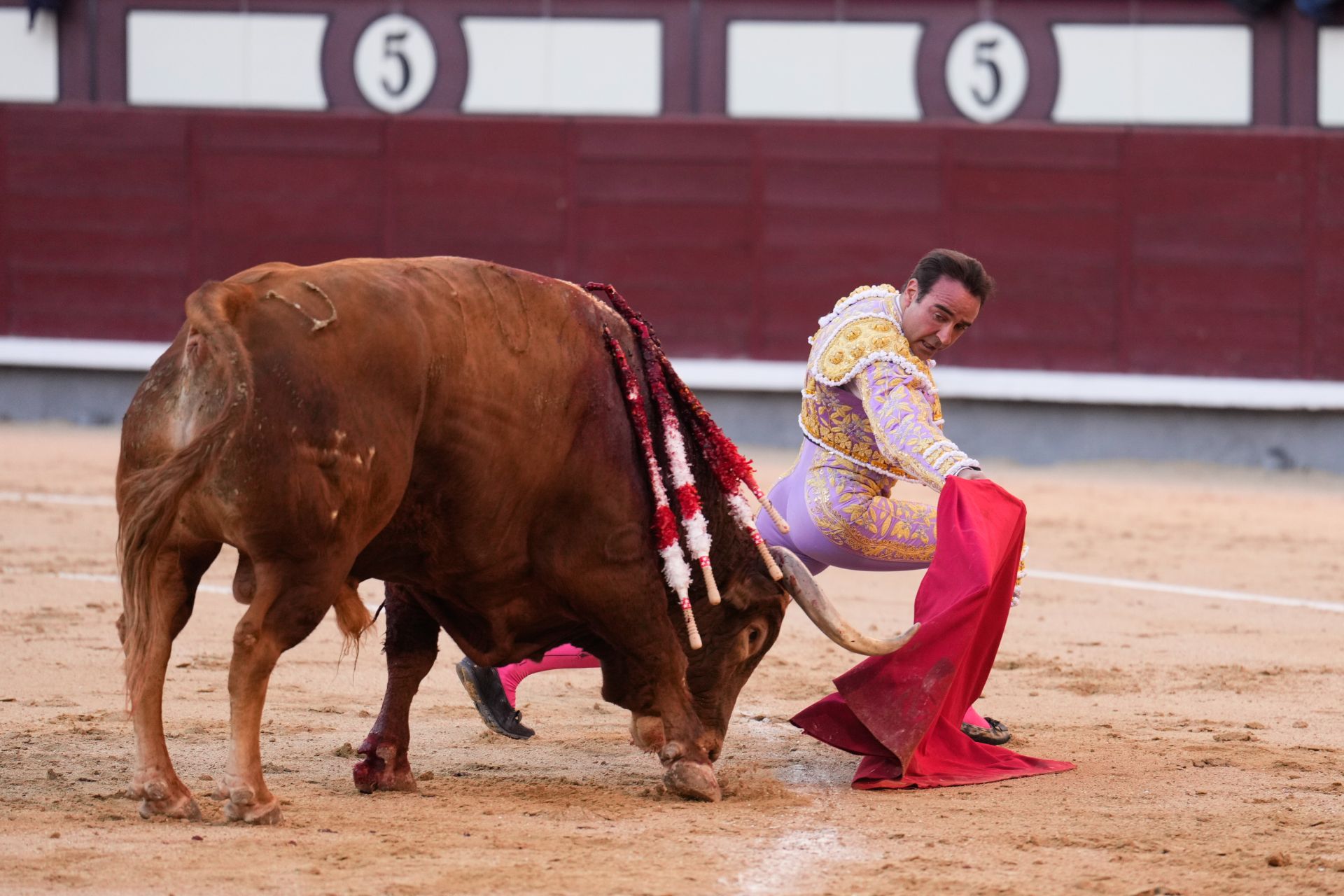 Enrique Ponce abre por quinta vez la puerta grande de Las Ventas