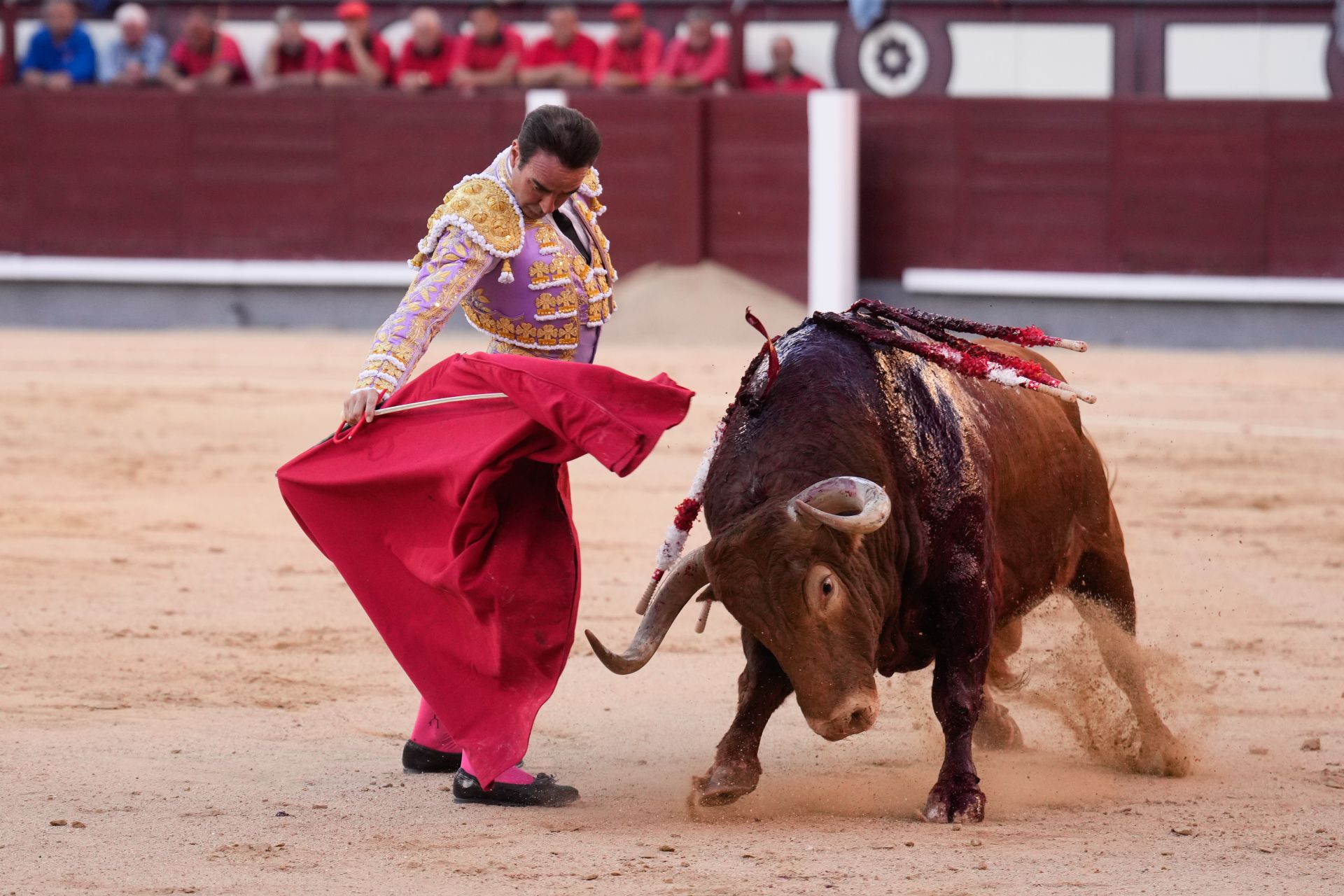 Enrique Ponce abre por quinta vez la puerta grande de Las Ventas