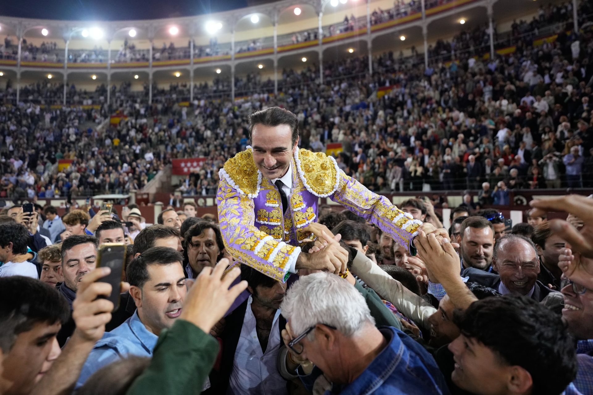 Enrique Ponce abre por quinta vez la puerta grande de Las Ventas