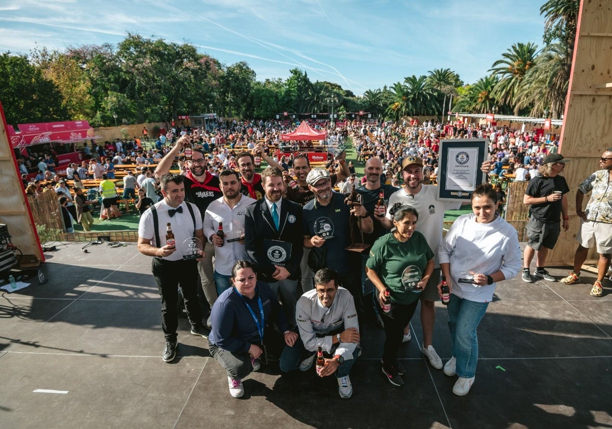 Organizadores y establecimientos participantes posan junto al juez de los Récord Guinness.