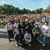 Organizadores y establecimientos participantes posan junto al juez de los Récord Guinness.