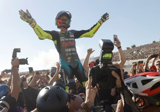 Valentino Rossi, entre multitudes tras su última carrera de MotoGP, que fue en Cheste.