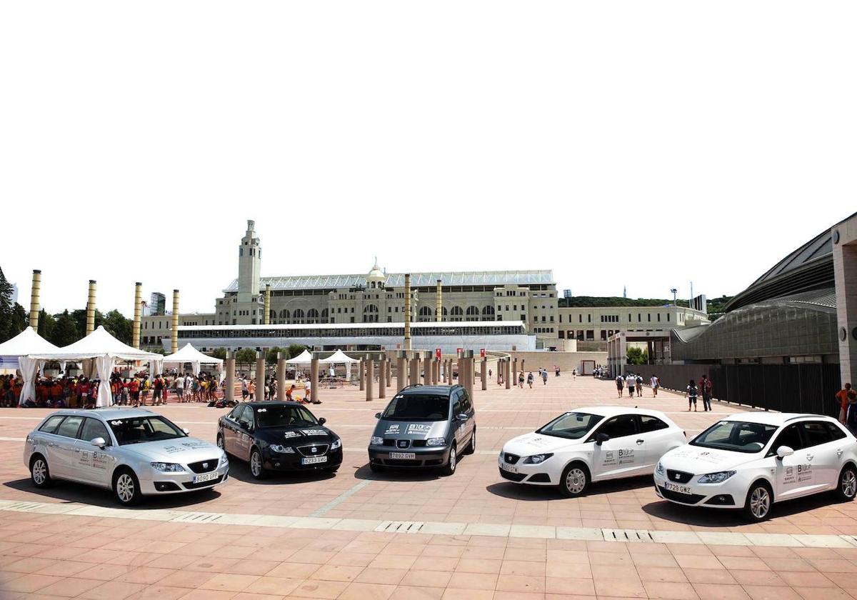 Varios coches expuestos en una muestra.