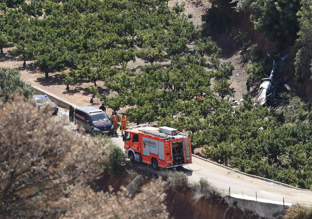 Equipos de bomberos, junto al helicóptero siniestrado.