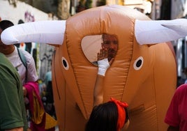 El toro hinchable que ha participado en el encierro infantil.