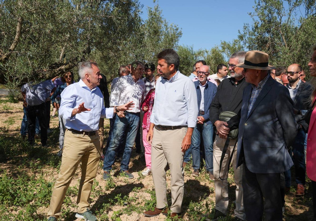 El conseller de Medio Ambiente, Miguel Barrachina, junto al presidente Mazón.