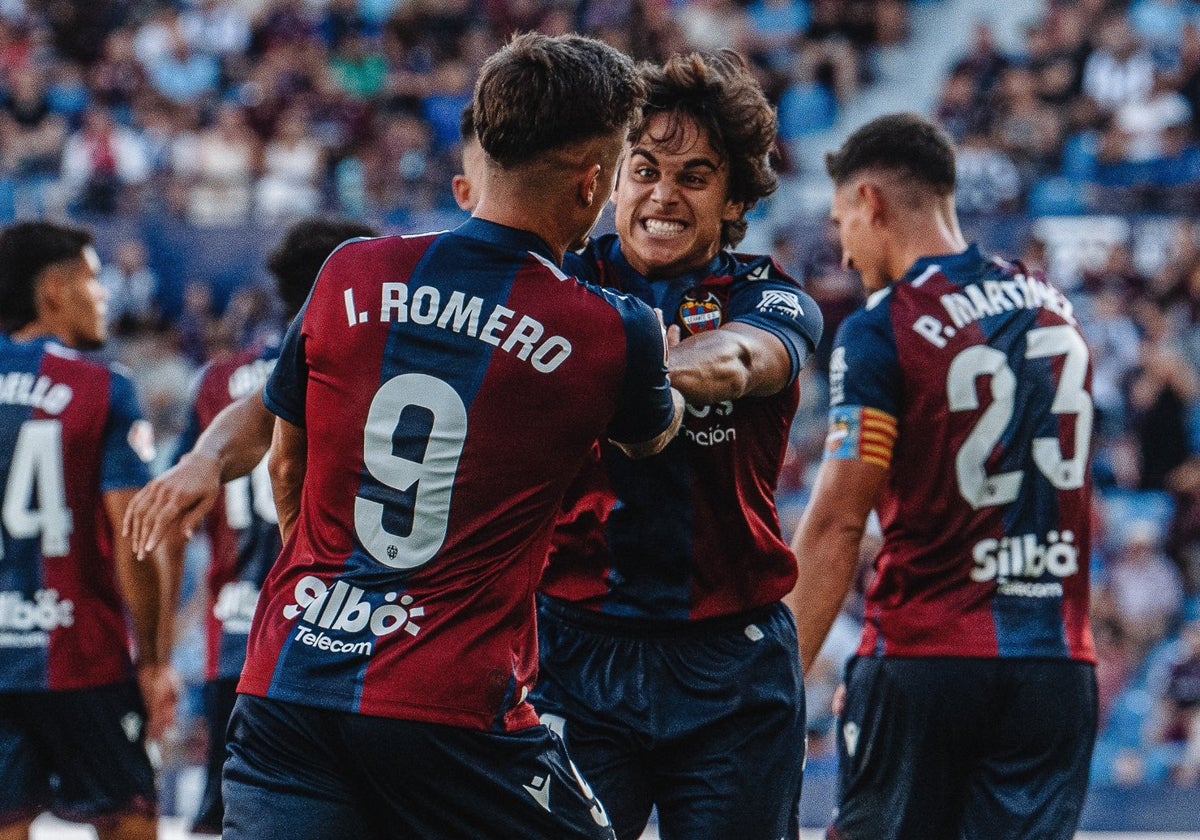 Iván Romero y Carlos Álvarez celebrando un gol.