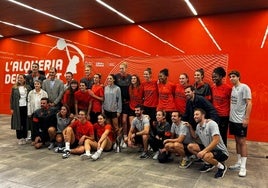 La plantilla del Valencia Basket posa con el trofeo de la Supercopa.