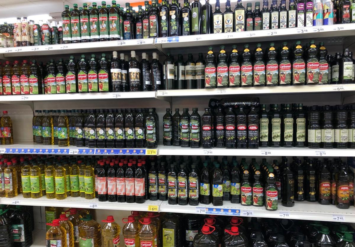 Botellas de aceite en un supermercado.