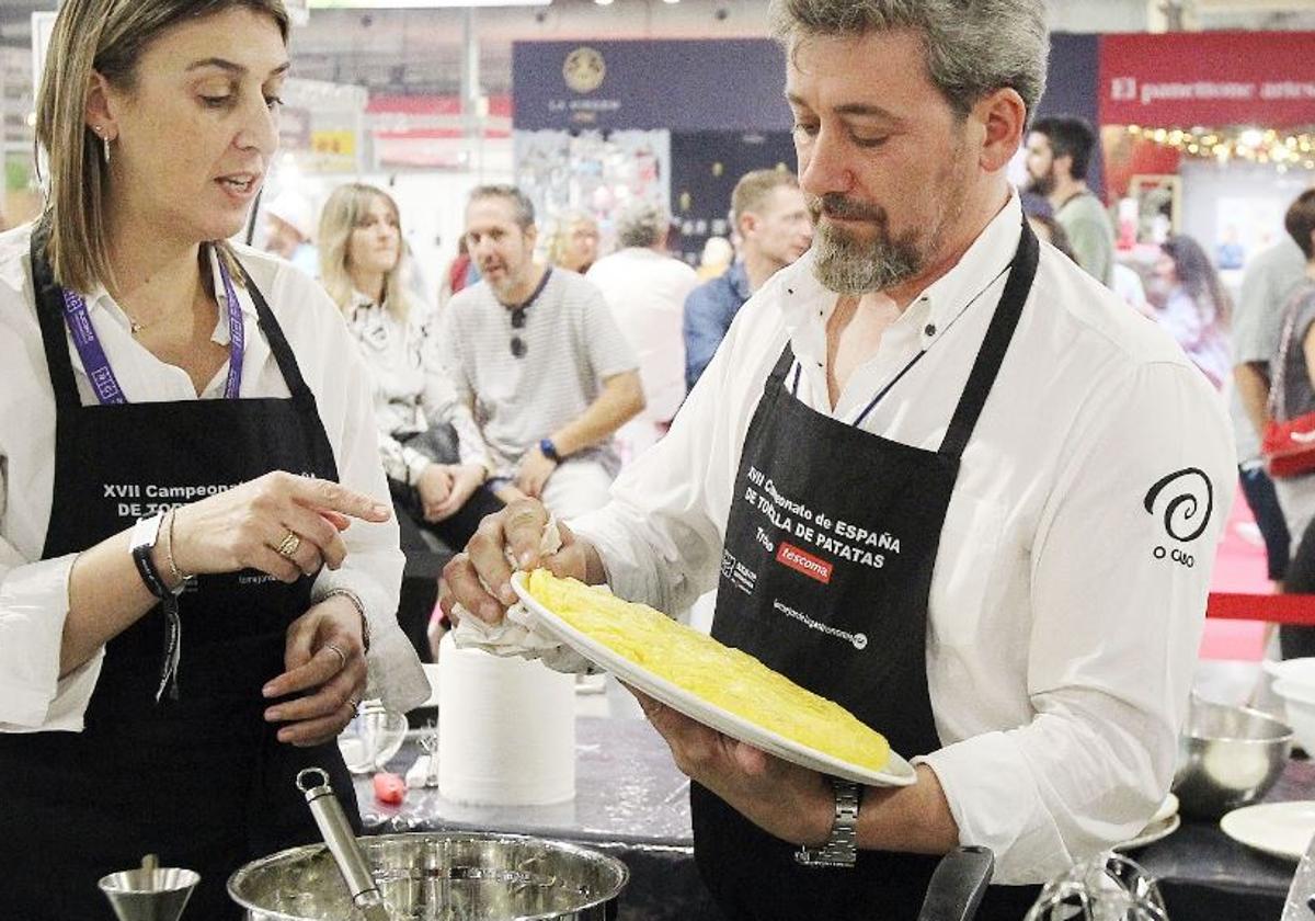 Los representantes del restaurante O Cabo de A Coruña con la tortilla ganadora.