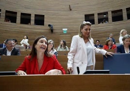 La titular de Hacienda Ruth Merino y la vicepresidenta Susana Camarero, en Les Corts.