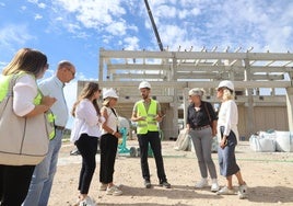 La alcaldesa y miembros del gobierno,  en una visita a las obras.