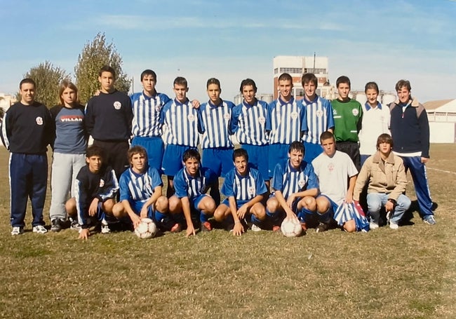 Plantilla del Atlético Benimar: a la izquierda, Claudiu Stefan; de verde, Jaume Domenech.